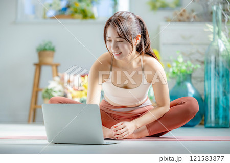 ヨガ　女性　スポーツウェア 121583877