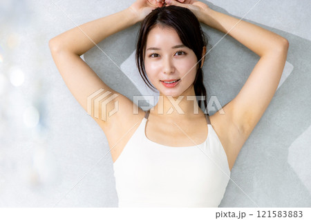 爽やかな女性 121583883