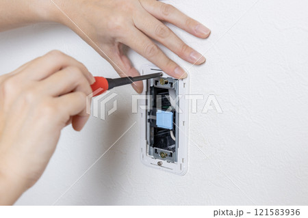 新しい照明スイッチのプレート取付け 新しい照明スイッチのプレート取付け 121583936