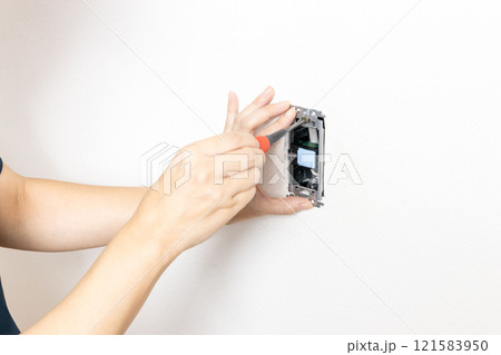 新しい照明スイッチの枠取付け 121583950