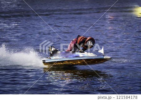 疾走するボート 121584178
