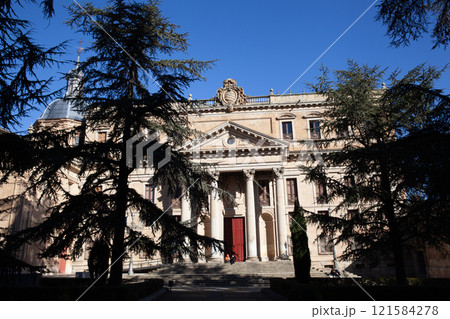 Anaya Palace on a sunny winter day, Salamanca, Spain 121584278