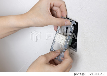 古い照明スイッチの取り外し 古い照明スイッチの取り外し 121584342