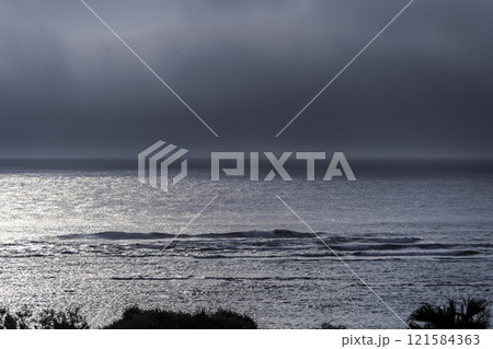 海に差し込む光 121584363
