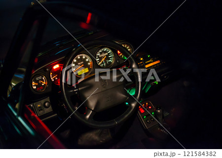 夜間の自動車の運転席 121584382