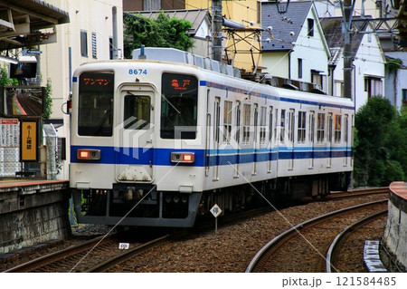 車齢50年!!下町を行く… 亀戸線を快走するベテラン通勤車『8000系』 121584485
