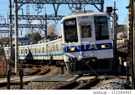 日光街道・春日部宿を走る東武鉄道・野田線8000系 日光街道・春日部宿を走る東武鉄道・野田線8000系 121584491