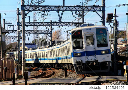 日光街道・春日部宿を走る東武鉄道・野田線8000系 121584493