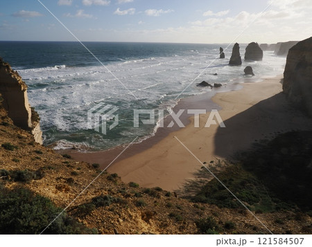 夕刻迫るザ・トゥエルブ・アポストルズの景観　Australia　Victoria 121584507