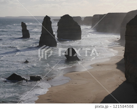 夕刻迫るザ・トゥエルブ・アポストルズの景観　Australia　Victoria 121584508