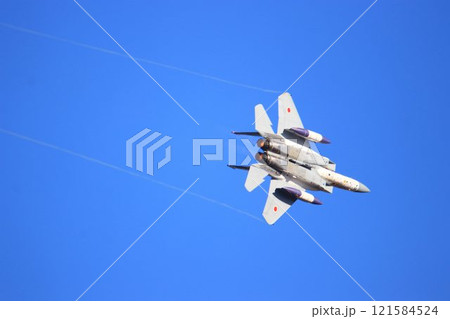 アフターバナー全開で『百里基地』の上空を機動飛行するF-15J 121584524