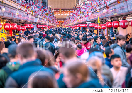 日本の東京都市景観 大晦日。ほとんどが外国人…コロナ禍前を超える外国人観光客らで賑わう浅草寺＝31日 121584536