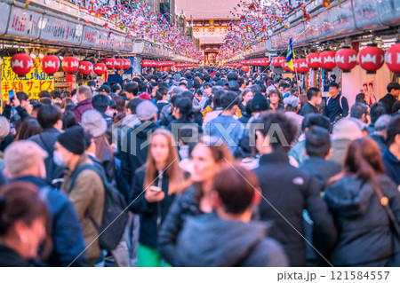 日本の東京都市景観 大晦日。ほとんどが外国人…コロナ禍前を超える外国人観光客らで賑わう浅草寺＝31日 121584557