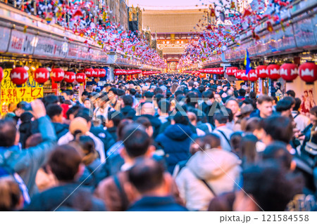日本の東京都市景観 大晦日。ほとんどが外国人…コロナ禍前を超える外国人観光客らで賑わう浅草寺＝31日 121584558