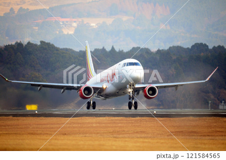 離陸する旅客機 121584565