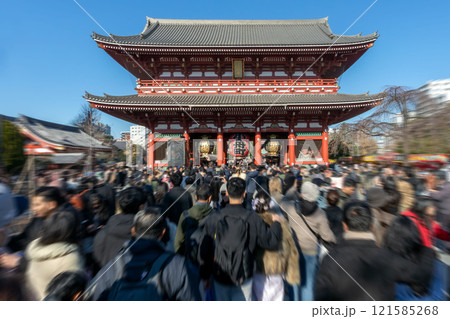東京都台東区、浅草寺の初詣で 121585268