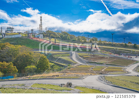 茶臼山高原の丘の上から見た風景(愛知県) 茶臼山高原の丘の上から見た風景(愛知県) 121585379