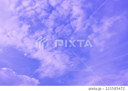 雲のある青空(背景素材) 雲のある青空(背景素材) 121585472