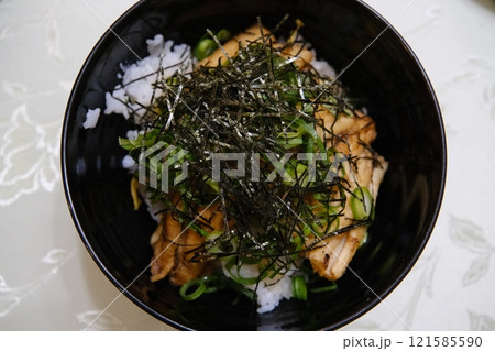 黒い器に盛り付けられた穴子丼 黒い器に盛り付けられた穴子丼 121585590