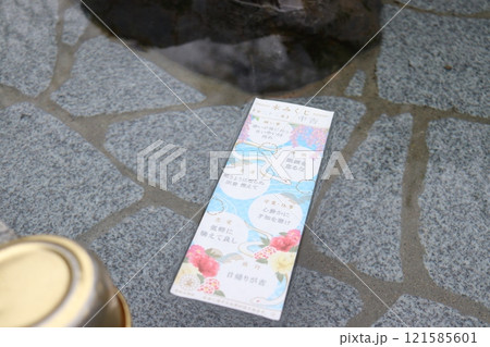 水に浮かぶ金蛇水神社の水みくじの写真素材 [121585601] - PIXTA