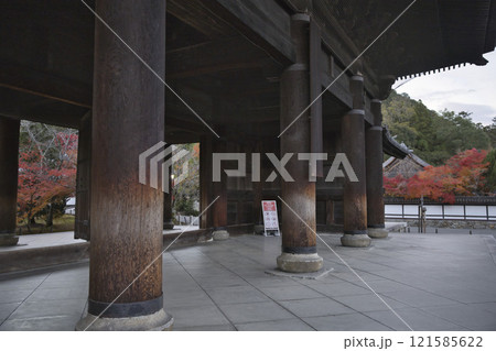 南禅寺 境内から望む山門と紅葉40 南禅寺 境内から望む山門と紅葉40 121585622