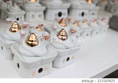 蛇の御神体の金蛇水神社にある置物 蛇の御神体の金蛇水神社にある置物 121585625