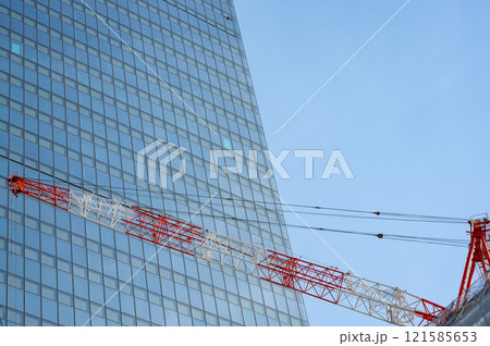 ビルに囲まれた工事現場 ビルに囲まれた工事現場 121585653