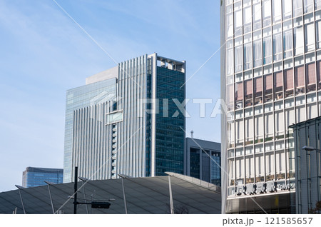 東京駅の周辺のビルの風景 121585657