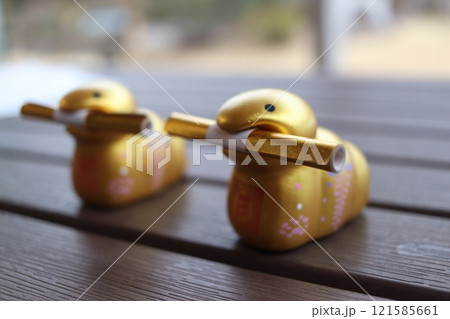 金蛇水神社の金の蛇の置き物 121585661