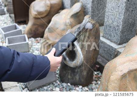 金蛇水神社の蛇紋石を財布で撫でる 121585675