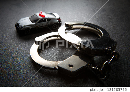 手錠 逮捕 警察 犯罪イメージ 手錠 逮捕 警察 犯罪イメージ 121585756