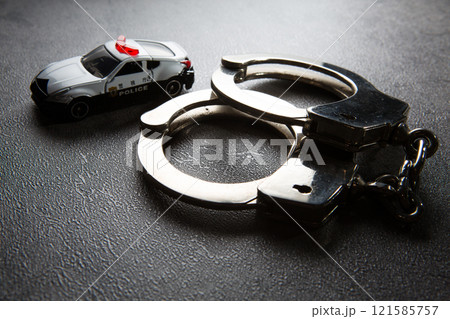 手錠　逮捕　警察　犯罪イメージ 121585757