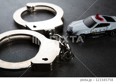 手錠 逮捕 警察 犯罪イメージ 手錠 逮捕 警察 犯罪イメージ 121585758