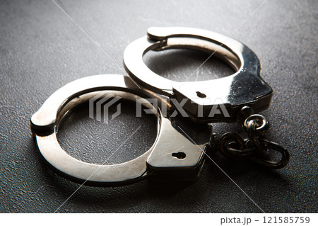 手錠 逮捕 警察 犯罪イメージ 手錠 逮捕 警察 犯罪イメージ 121585759