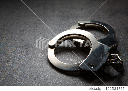 手錠　逮捕　警察　犯罪イメージ 121585765