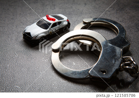 手錠 逮捕 警察 犯罪イメージ 手錠 逮捕 警察 犯罪イメージ 121585786