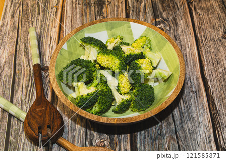 Broccoli dish with wooden spoons. Broccoli dish with wooden spoons. 121585871