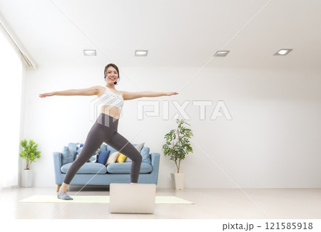 ヨガレッスンを配信する若い女性 121585918