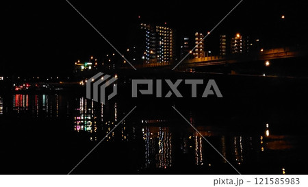 夜の川に反射する街の明かり 夜の川に反射する街の明かり 121585983