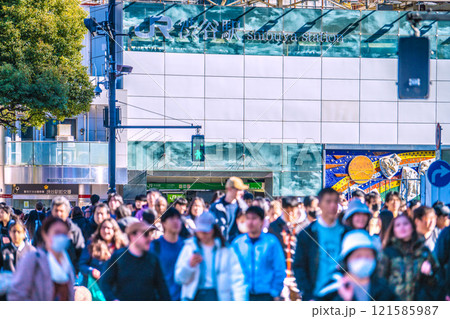 日本の東京都市景観 大晦日…外国人観光客らで大混雑する渋谷駅前…高齢者のマ姿が…。奥は渋谷駅＝31日 121585987