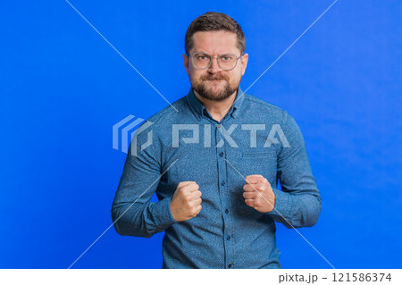 Upset frustrated annoyed man in indignant expression, quarreling, asking reason of conflict 121586374