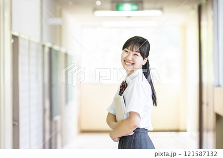 女子高生のポートレート　カメラ目線　振り向く 121587132