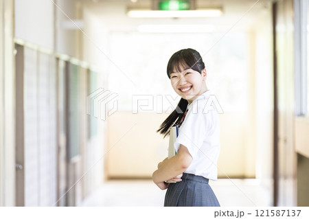 女子高生のポートレート　カメラ目線　振り向く 121587137