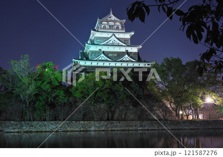 夜の広島城 121587276