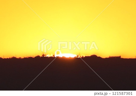 マザー牧場に昇る初日の出 121587301