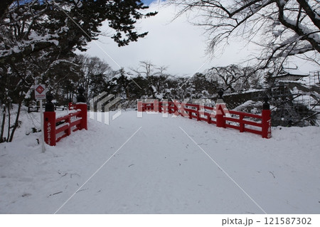 雪の杉の大橋風景_弘前城 121587302