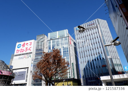 新宿東口の風景 121587336