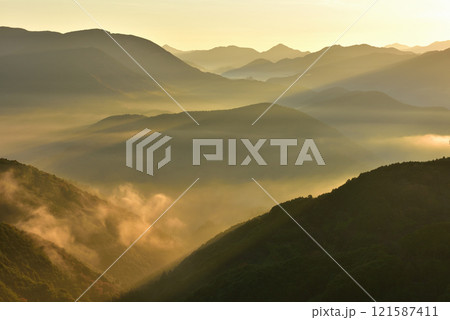 潮見峠からの中辺路（熊野古道）の雲海（霧） 121587411