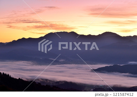 魚沼スカイライン(六日町展望台)からの魚沼盆地の雲海 魚沼スカイライン(六日町展望台)からの魚沼盆地の雲海 121587412