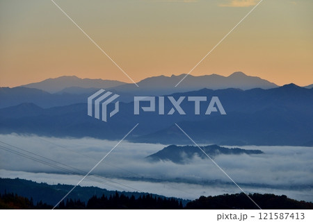 魚沼スカイライン（六日町展望台）からの魚沼盆地の雲海 121587413